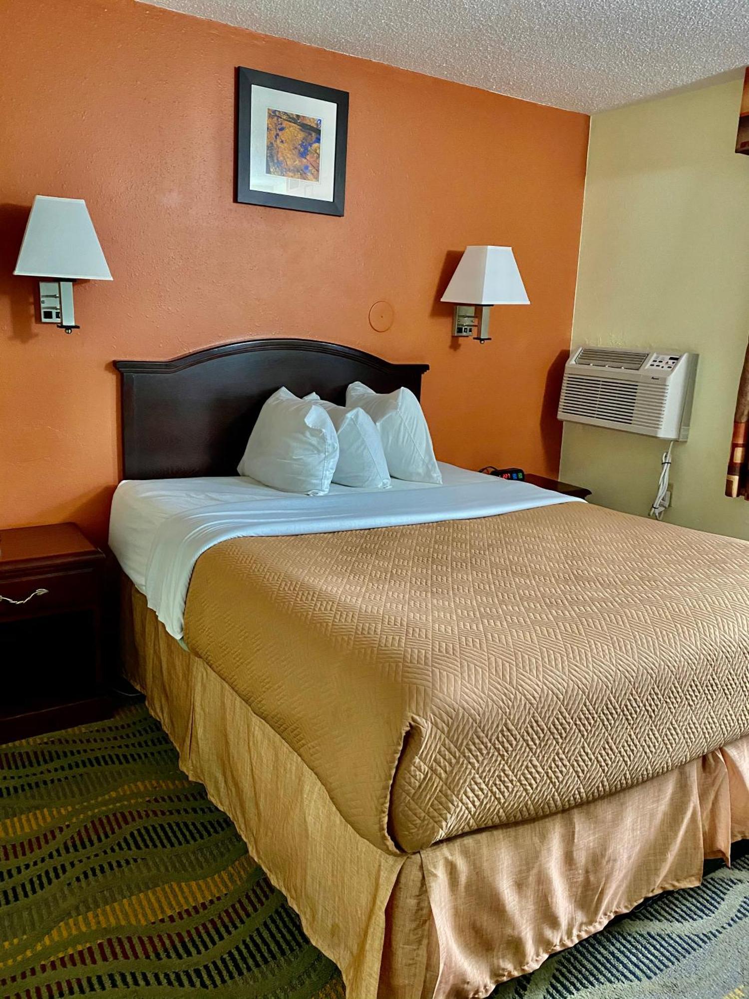 ทราเวลลอดจ์ ลา ปอร์เต/ มิชิแกน ซิตี้ แอเรีย Hotel La Porte ภายนอก รูปภาพ